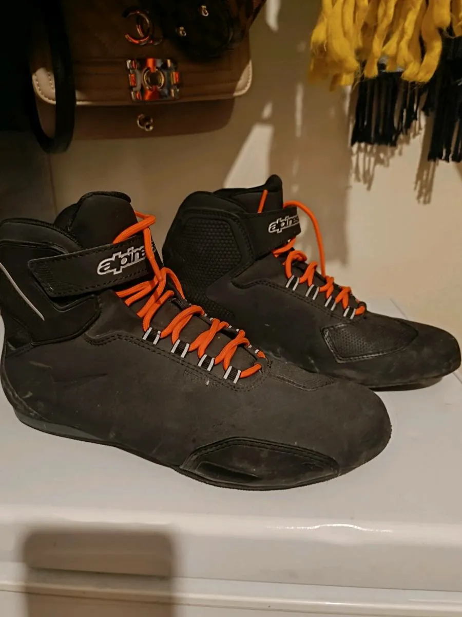 Motorcycle gear - Image 1