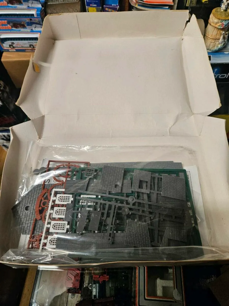 Hornby Ratio OO Gauge Engine Shed - Image 2