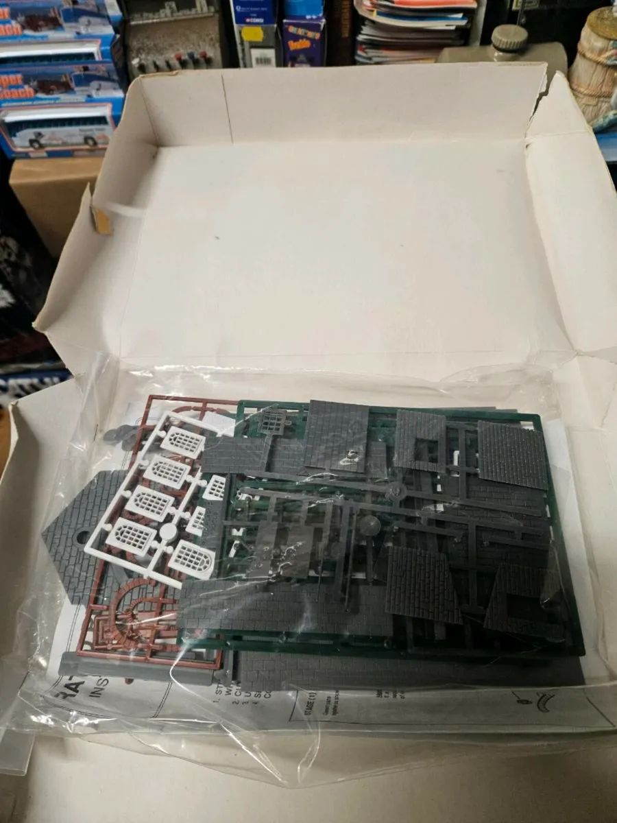 Hornby Ratio OO Gauge Engine Shed - Image 3