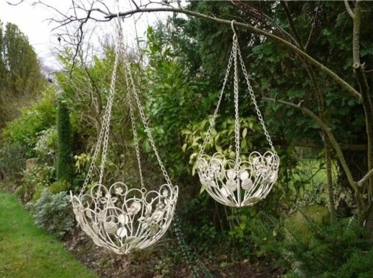 Light Hanging Baskets – D828