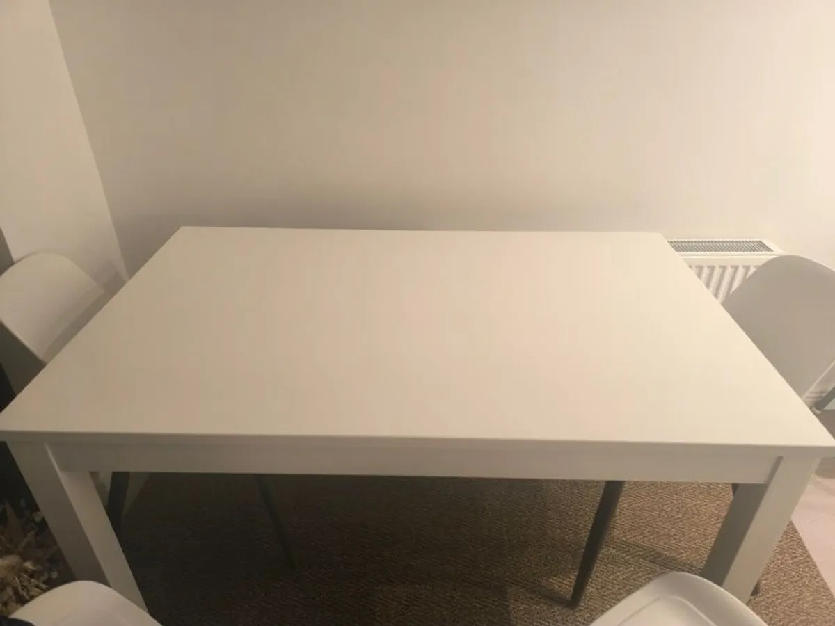 Extendable table . - Image 1