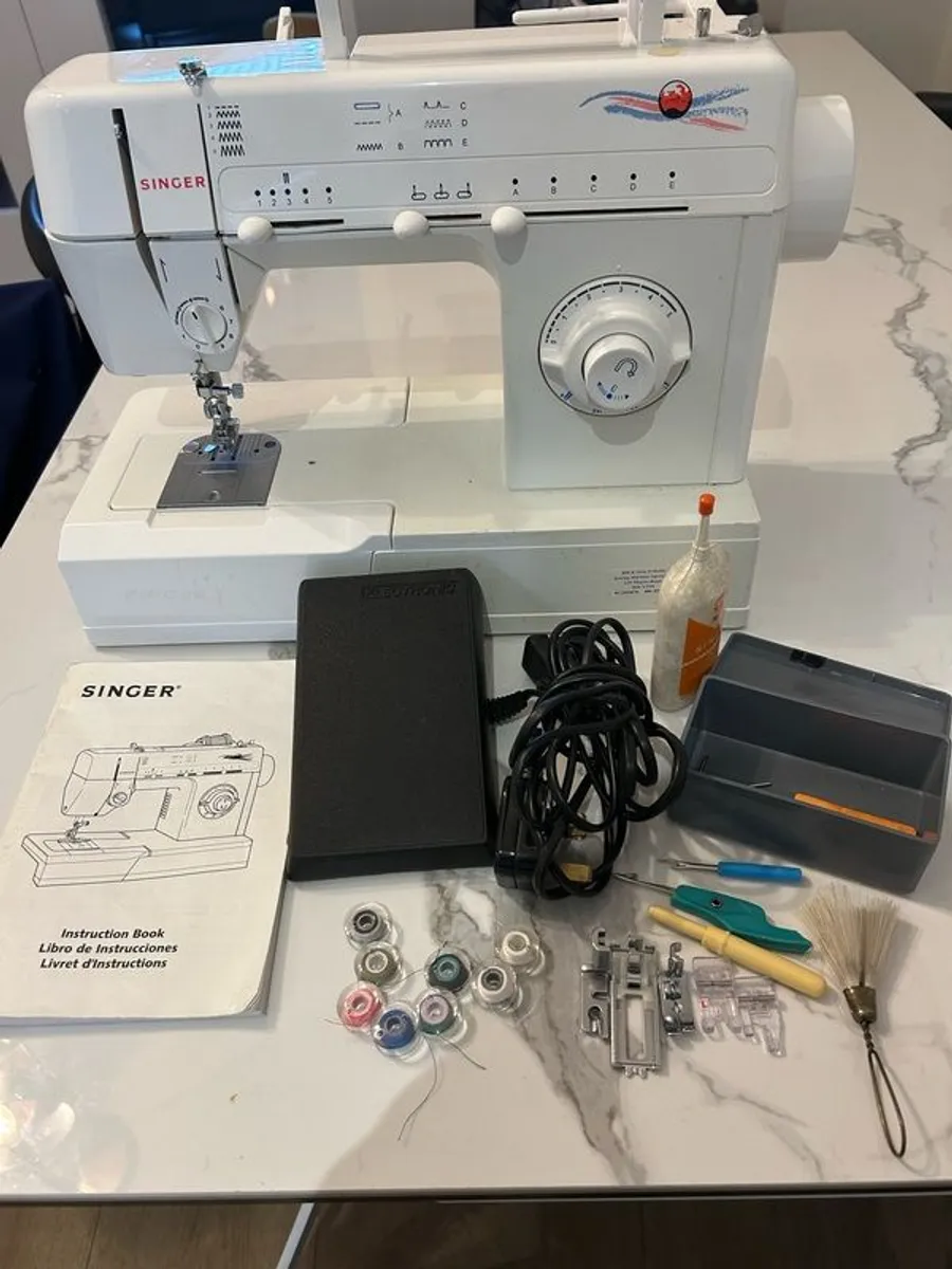 Vintage Singer sewing machine - Image 1