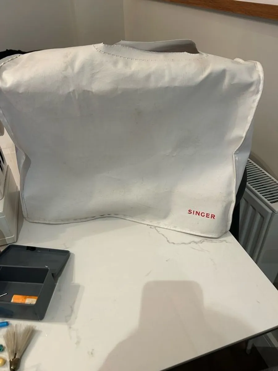 Vintage Singer sewing machine - Image 2