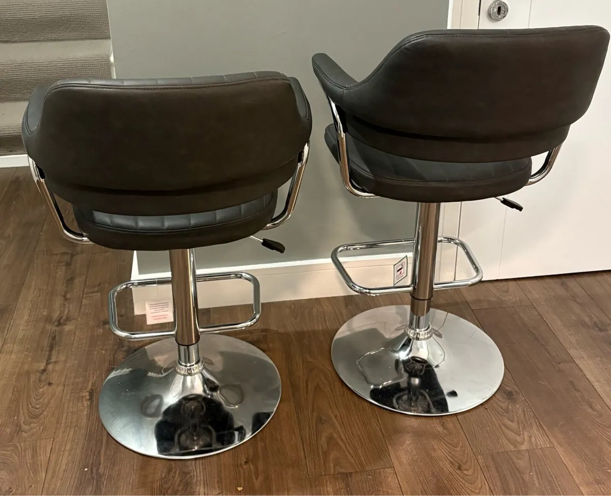 🪑 2 Stylish Grey Swivel Bar Stools with Armrests - Image 2
