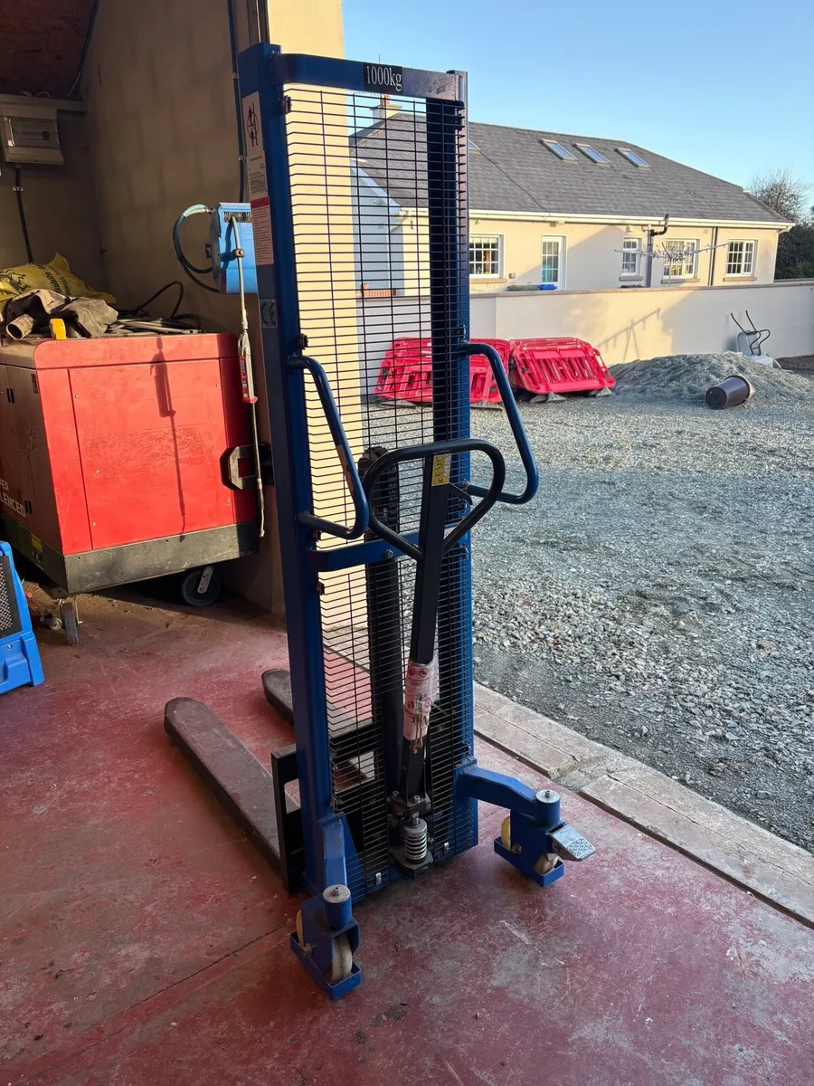 Pallet stacker - Image 1