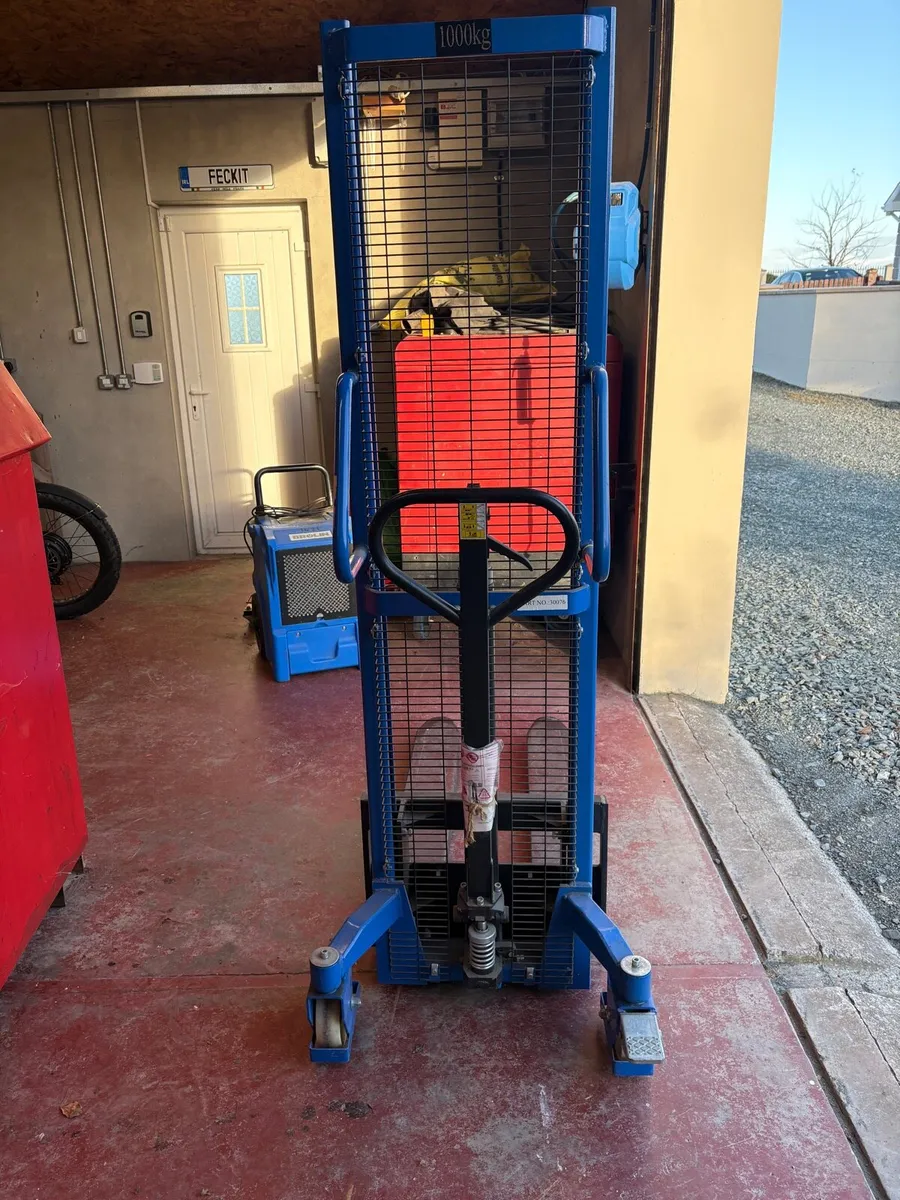 Pallet stacker - Image 3