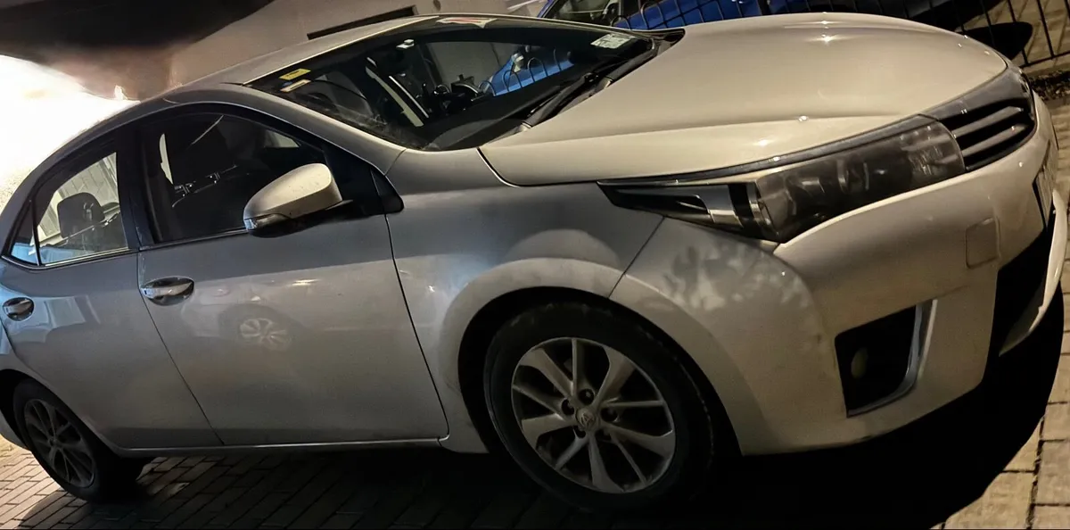 Toyota Corolla 2015 Luna - Image 2