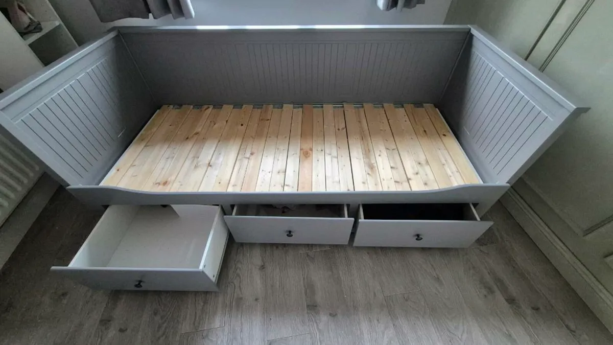 Single bed - Image 1