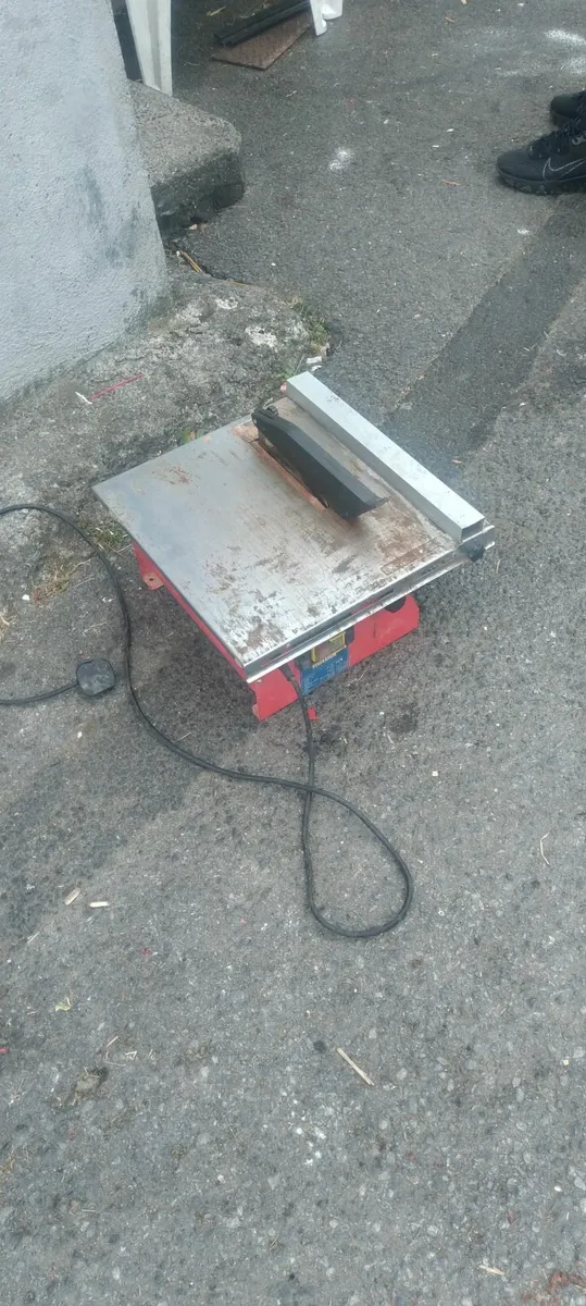 2 tile cutter electric plug in working perfect - Image 2