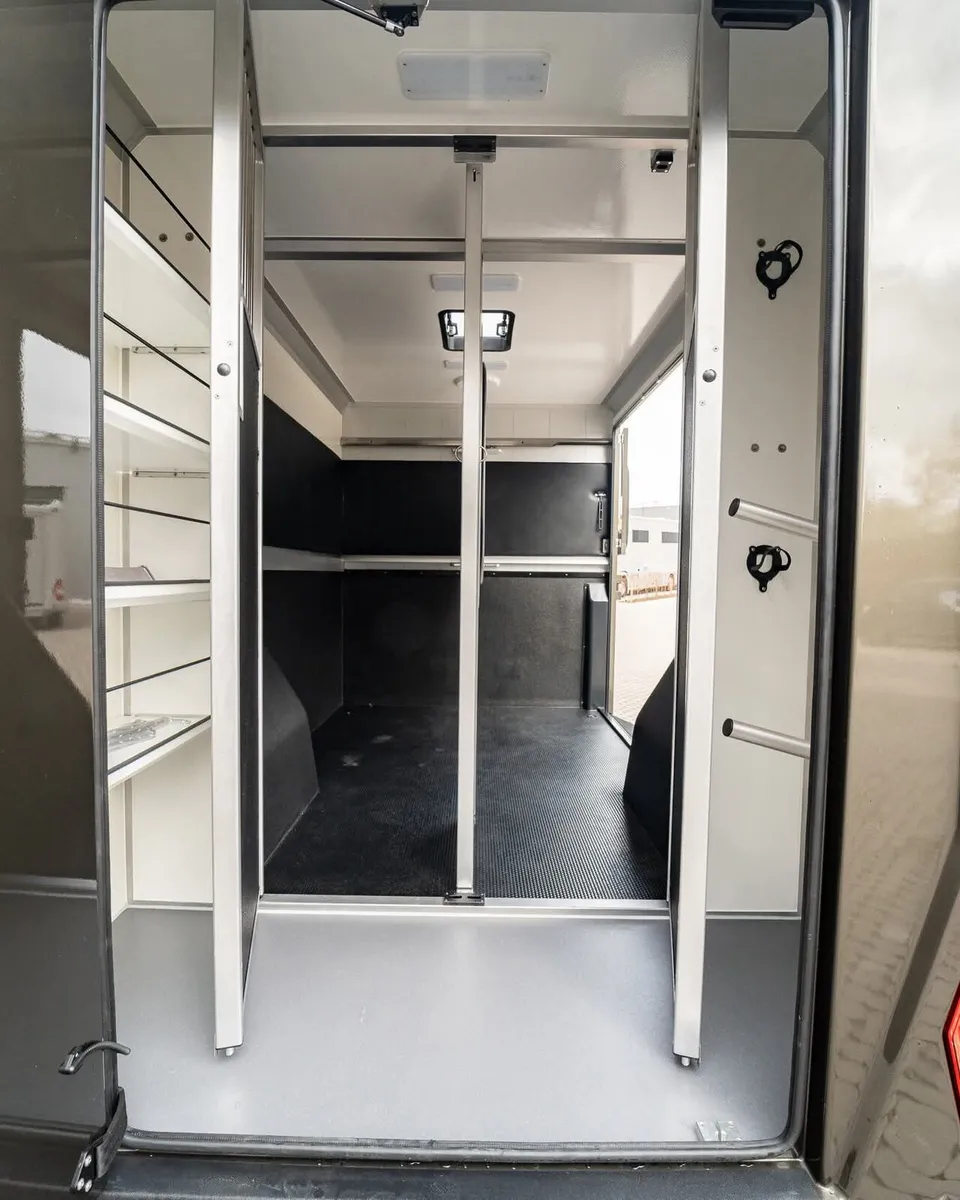 COOPER HORSETRUCKS Ltd. - Image 3