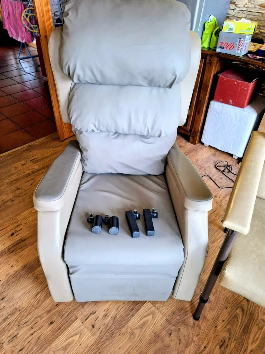 Riser recliner electric armchair - Image 1
