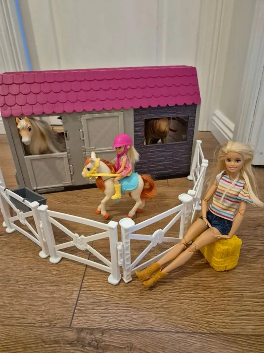 Barbie horses and stable - Image 1