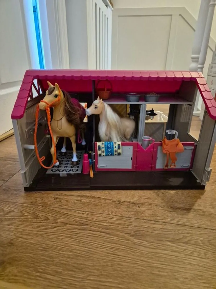 Barbie horses and stable - Image 2