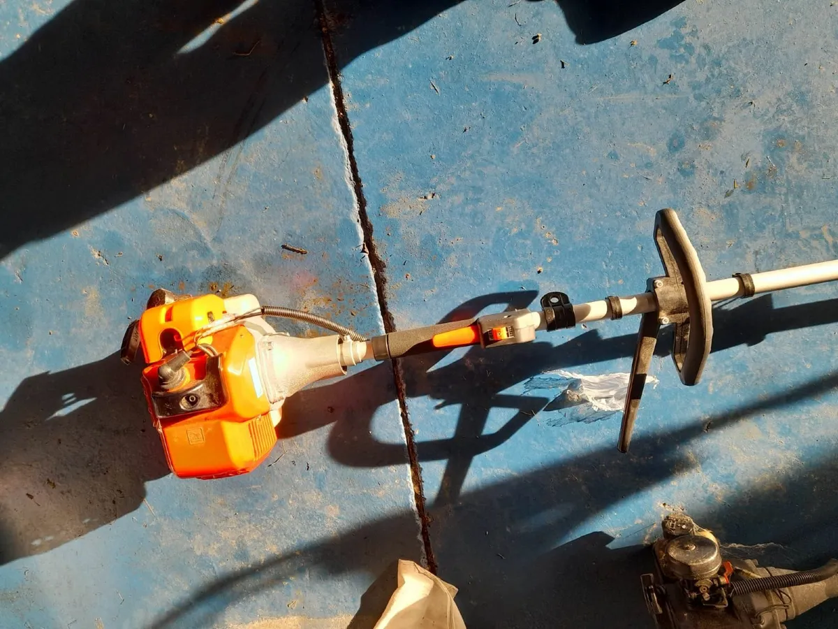 Combined Hedge Strimmer and Saw - Image 1