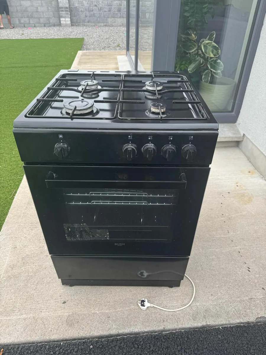 Gas hob with electric Oven €100 - Image 1