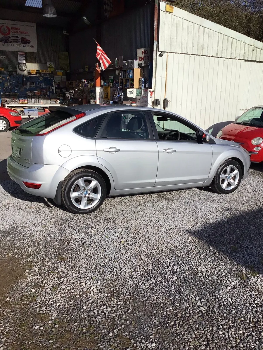 2010 Ford Focus - Image 2