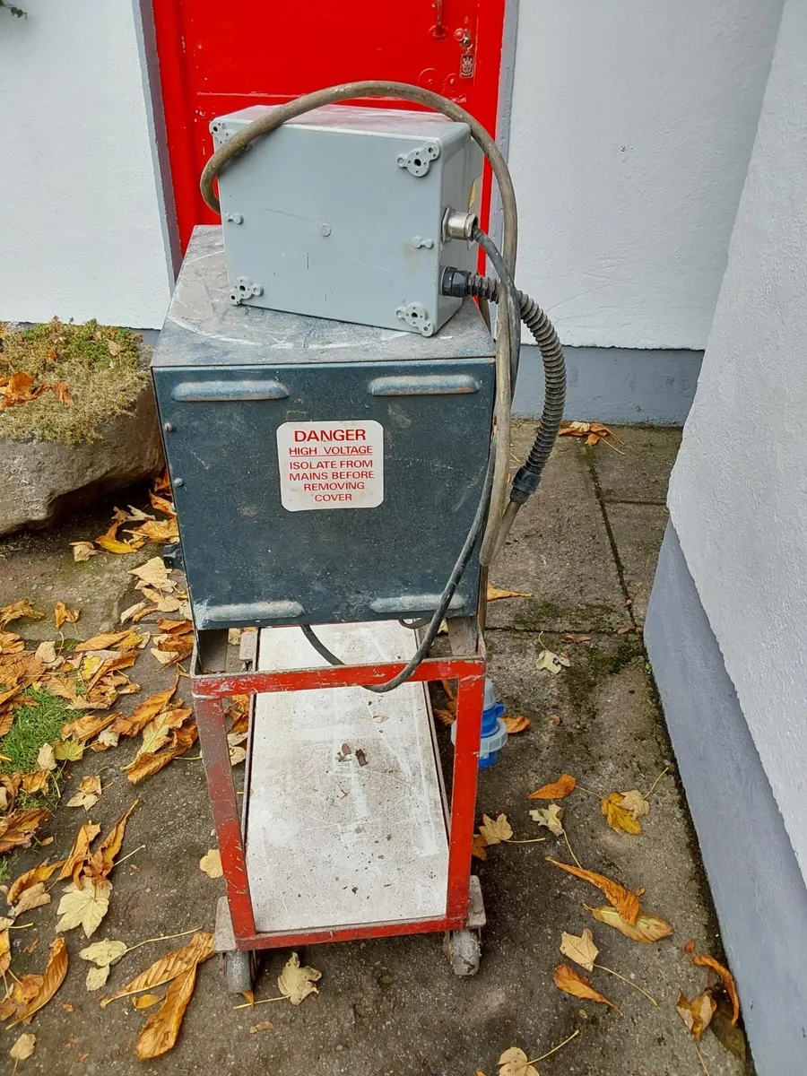 Small pottery kiln - Image 1