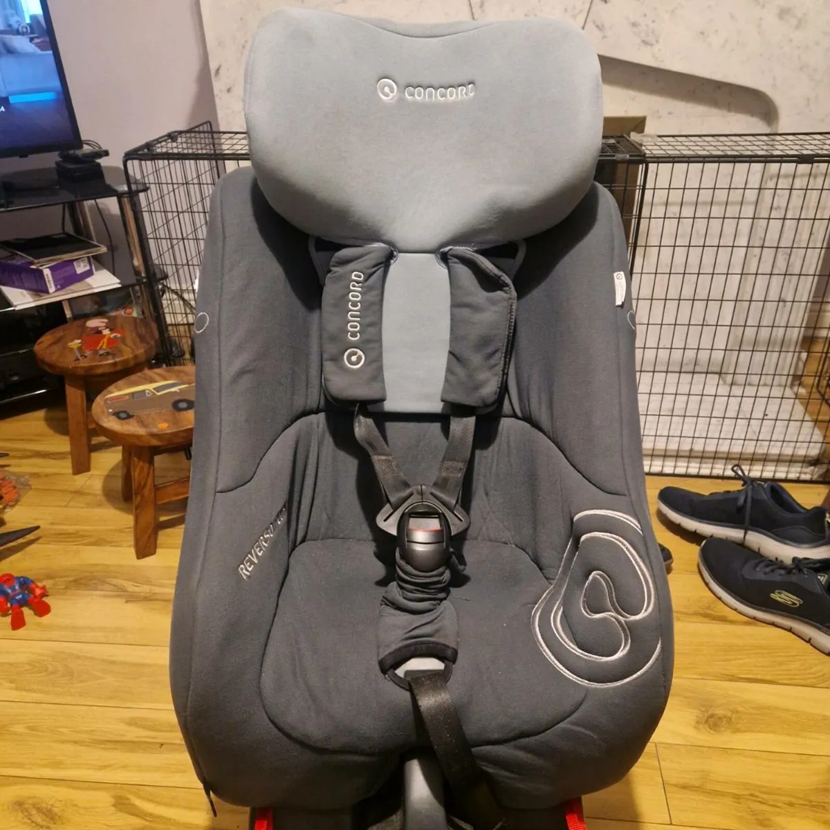 Isofix reverse facing car seat - Image 1