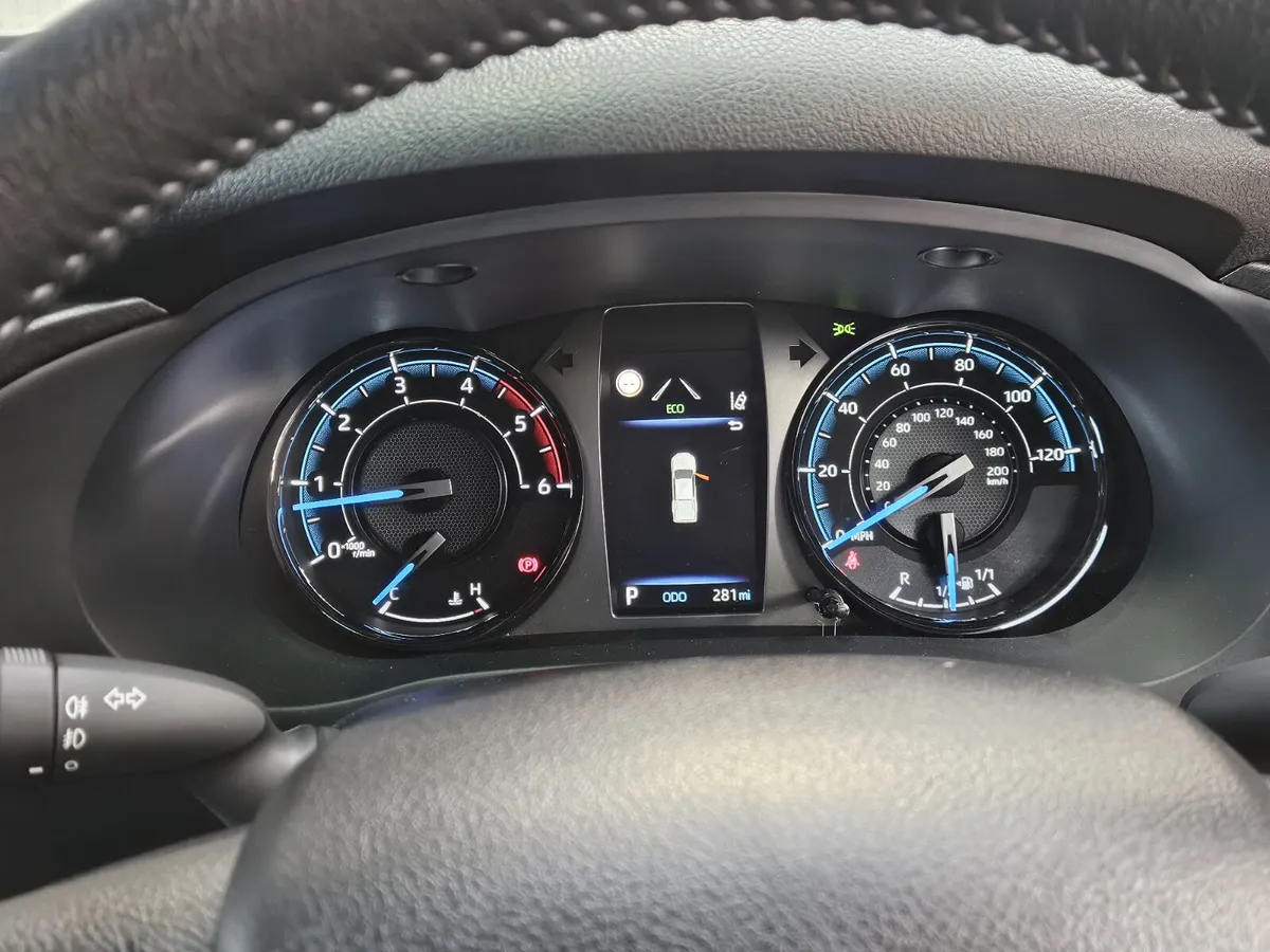 251 TOYOTA Hi-LUX INVINCIBLE CREW CAB COMMERCAL - Image 4