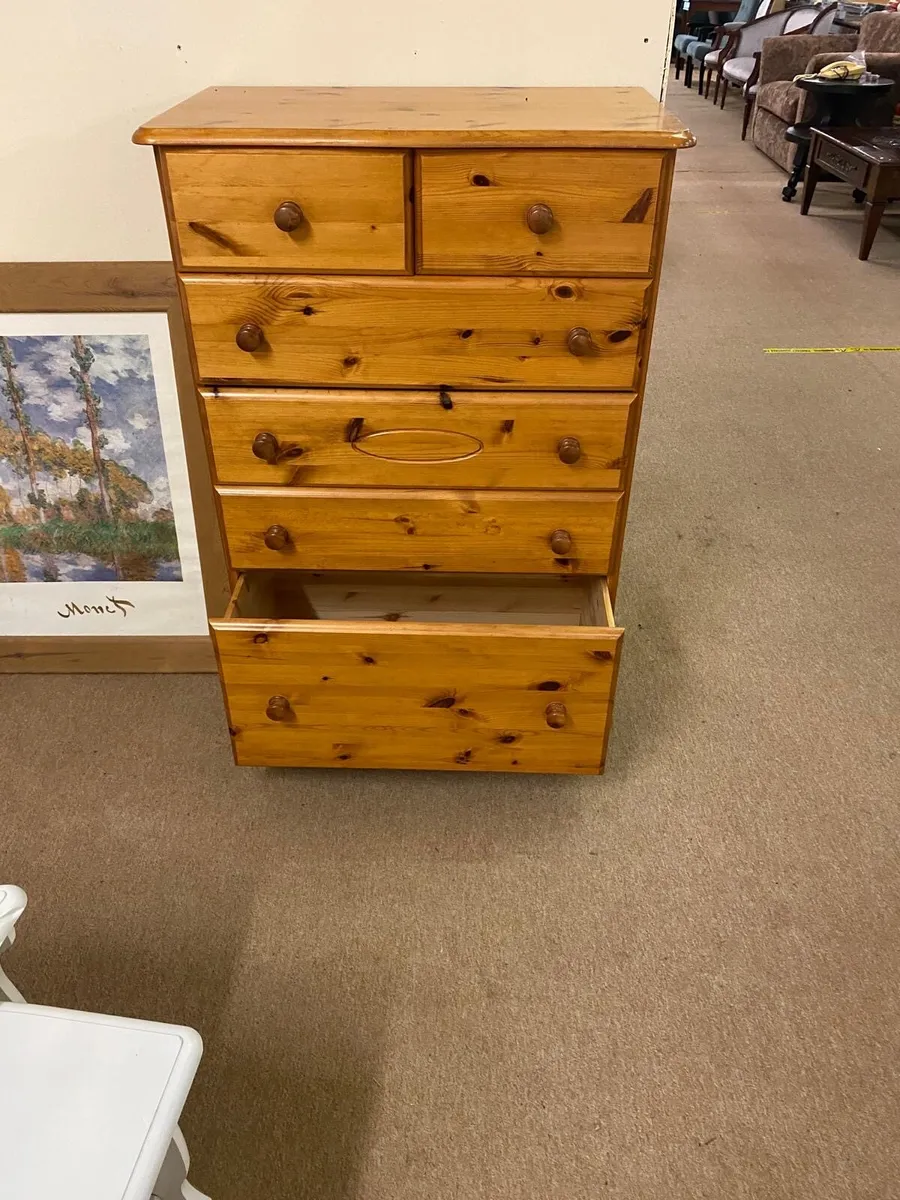 Pine chest of drawers