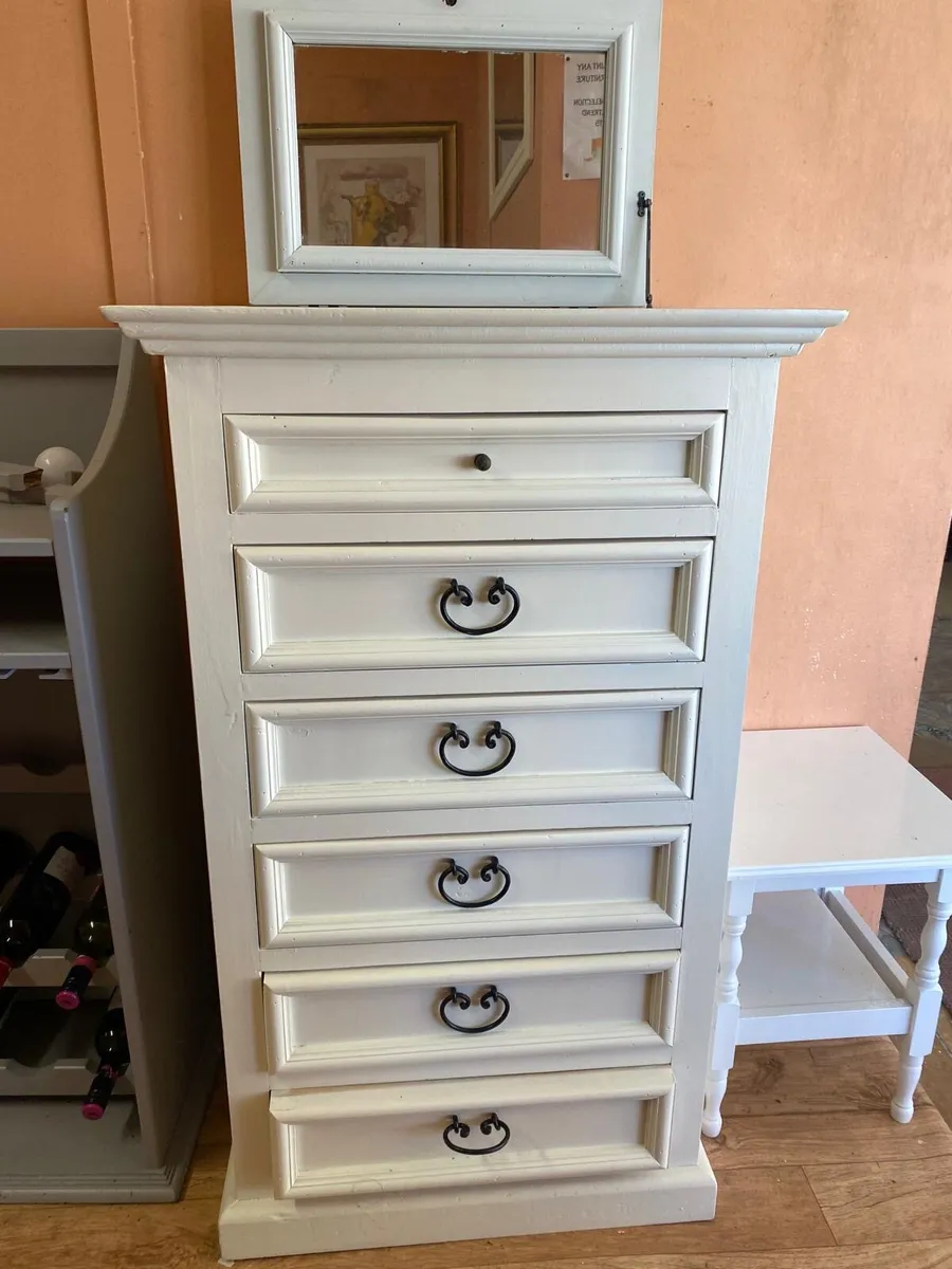 White chest of drawers
