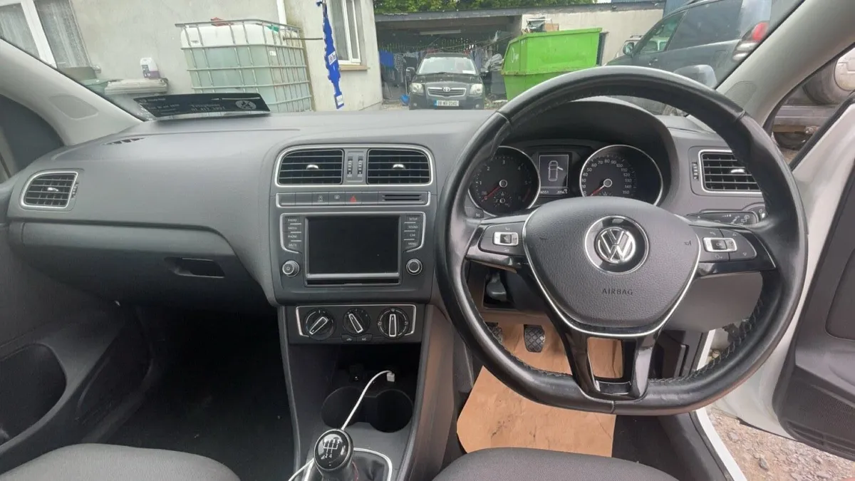 2015 Volkswagen Polo - Image 2