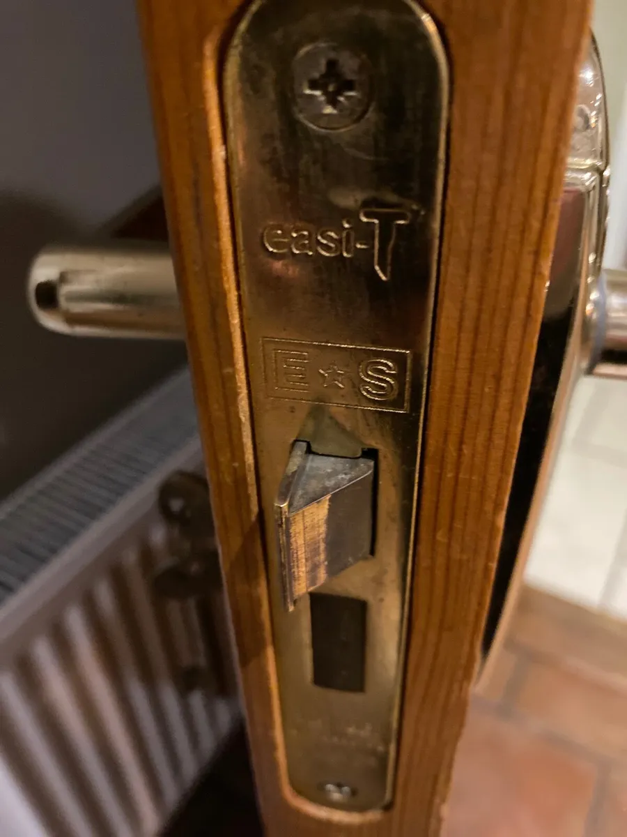 Door handles & lock - Image 3