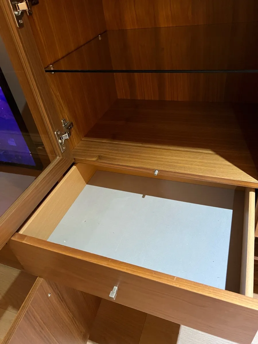 Display and storage cabinet - Image 3