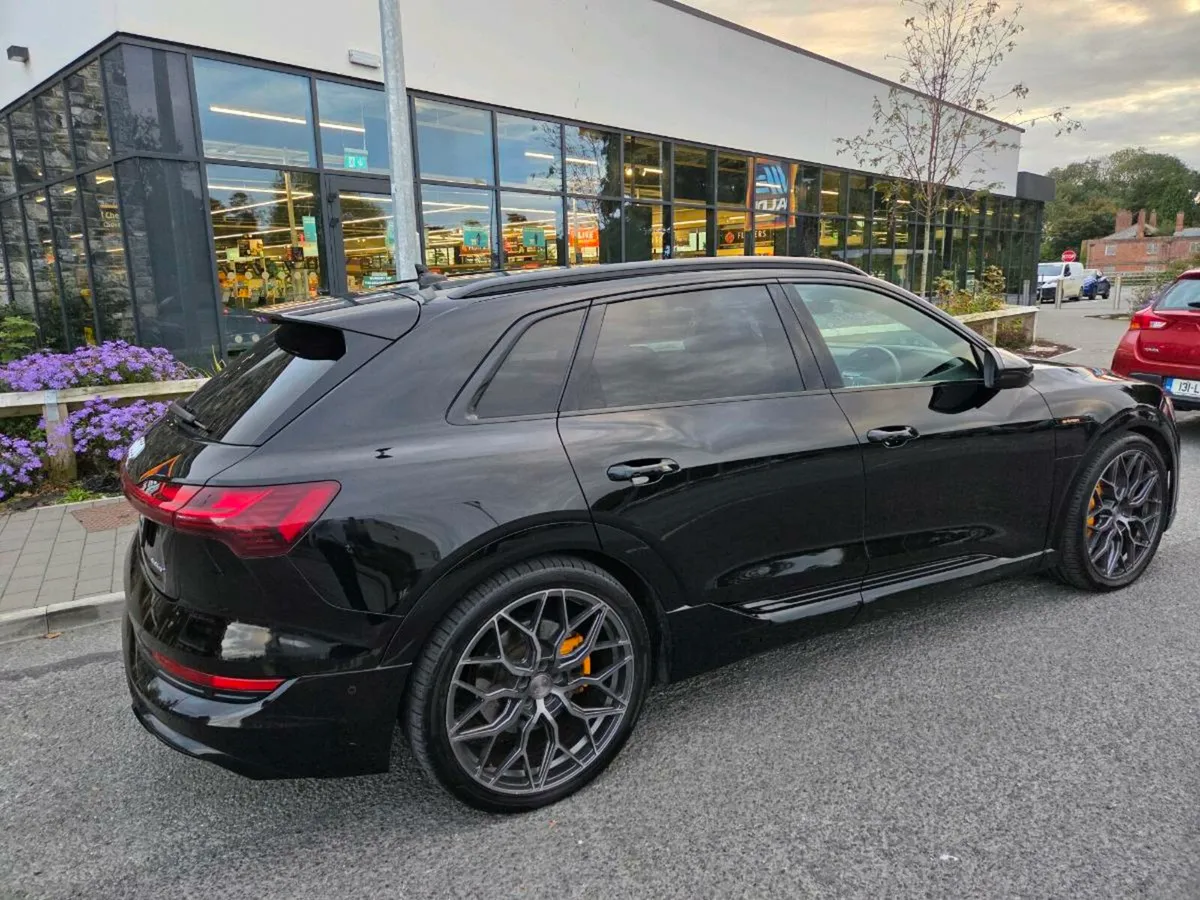Audi etron 55 S Line - Image 1