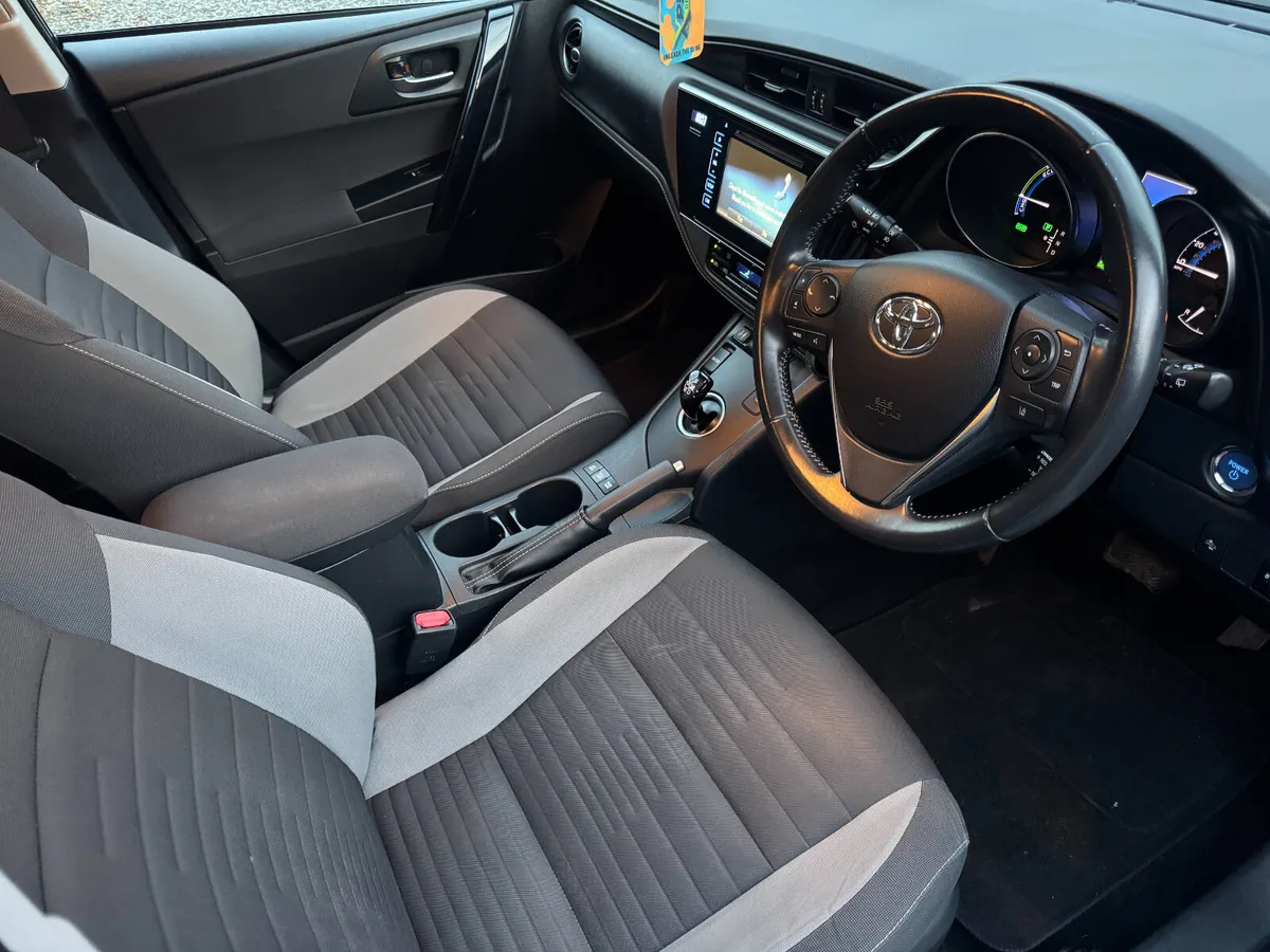 2018 Toyota Auris 1.8 Hybrid - Image 2
