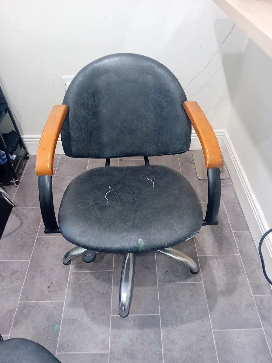 Hairdressing Chairs - Image 3