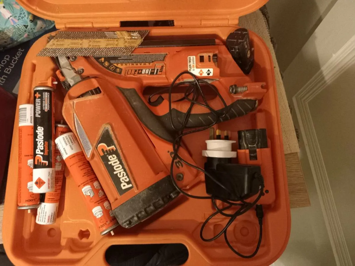 ✅ Paslode IM350+ nail gun
✅ Carry case
✅ Battery +