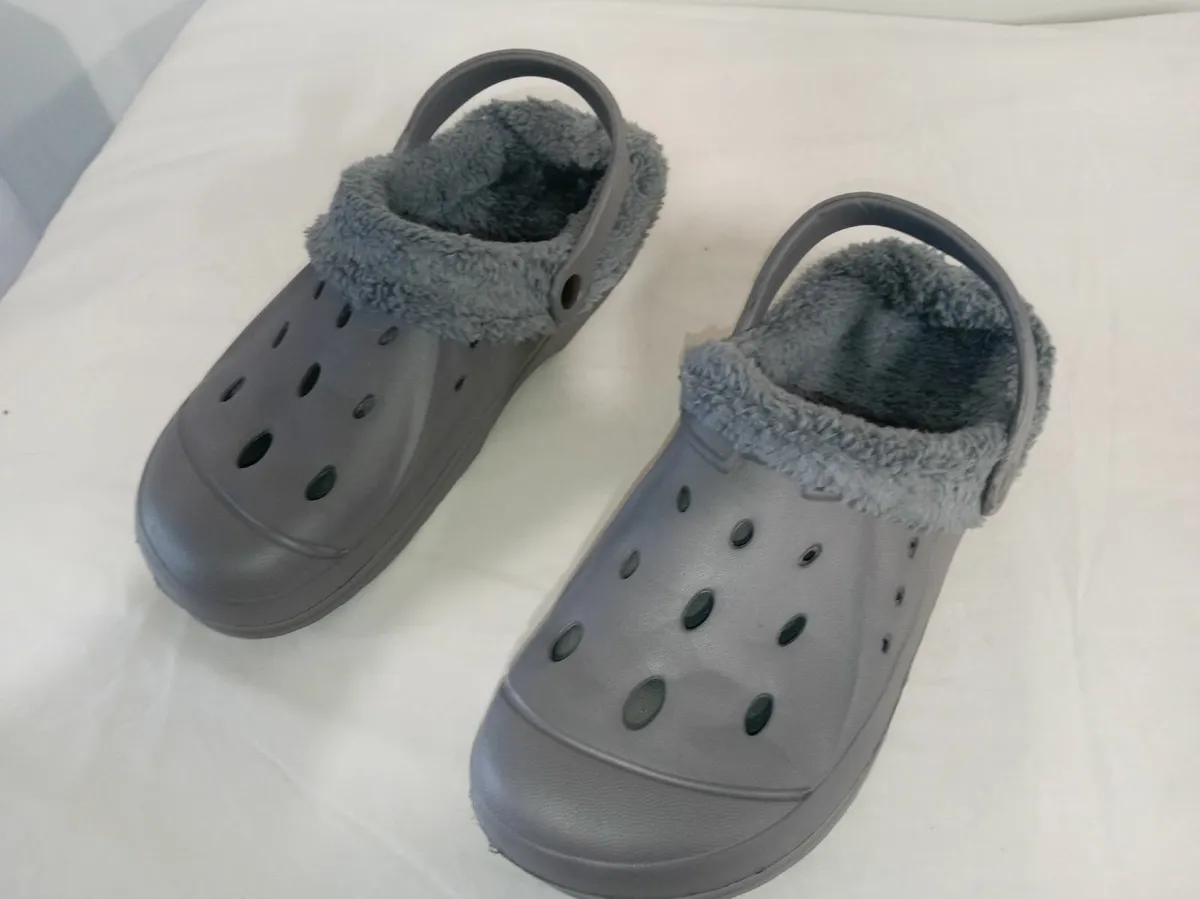 Croc style fur lined shoes - Image 1