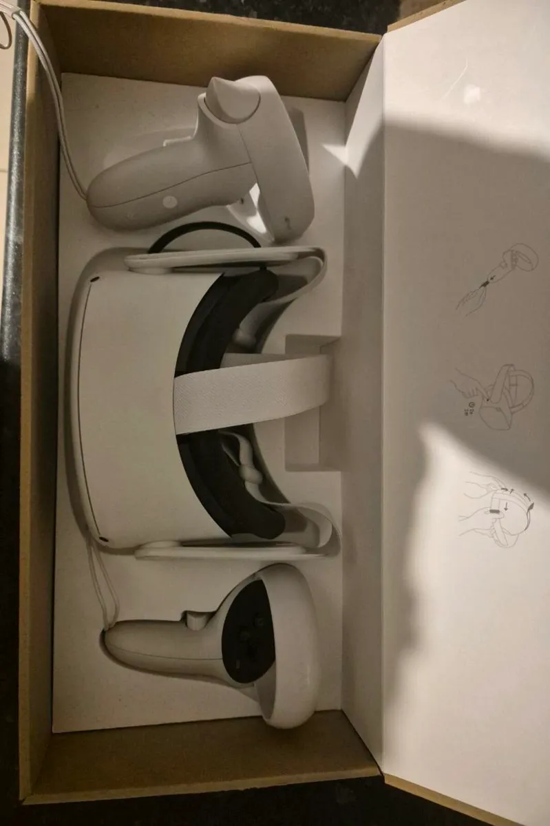 VR headset - Image 1