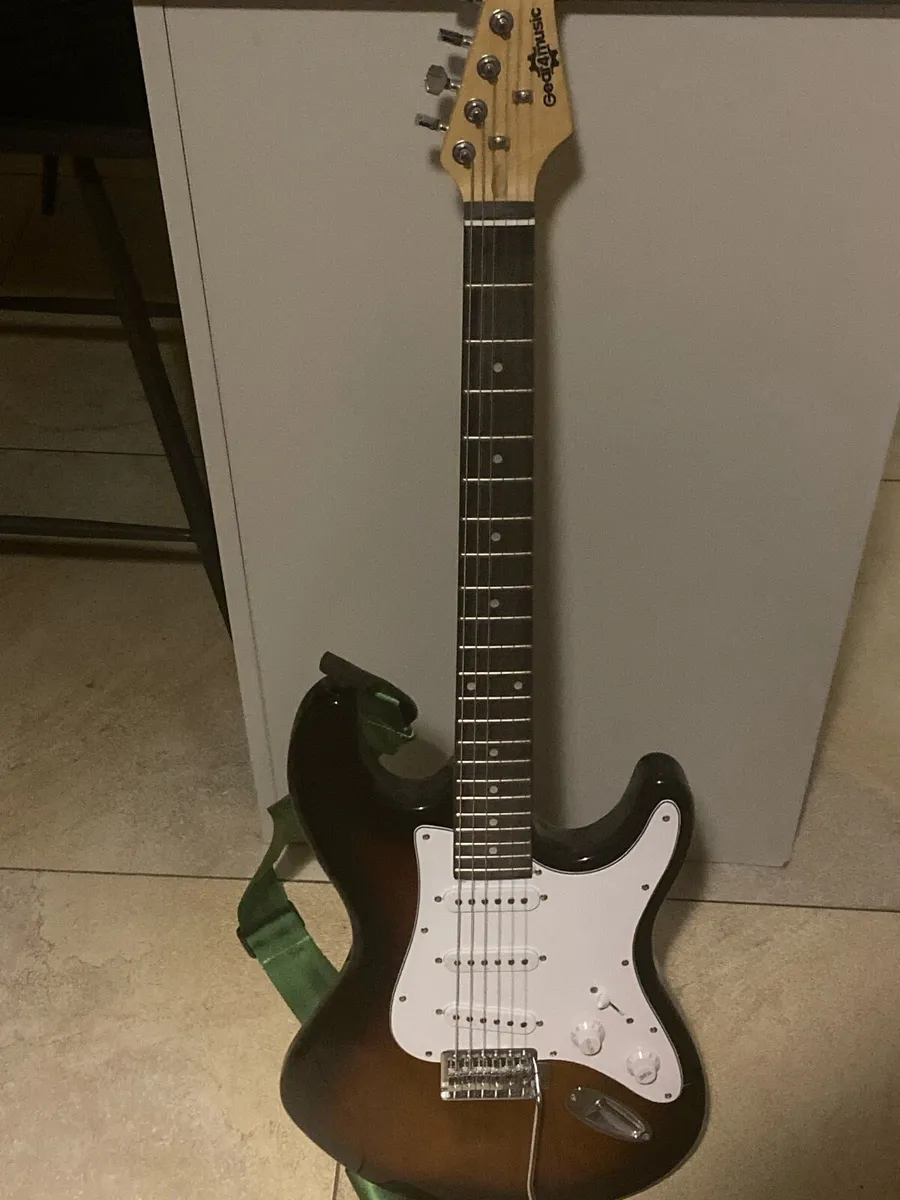 Electric guitar and amplifier - Image 1