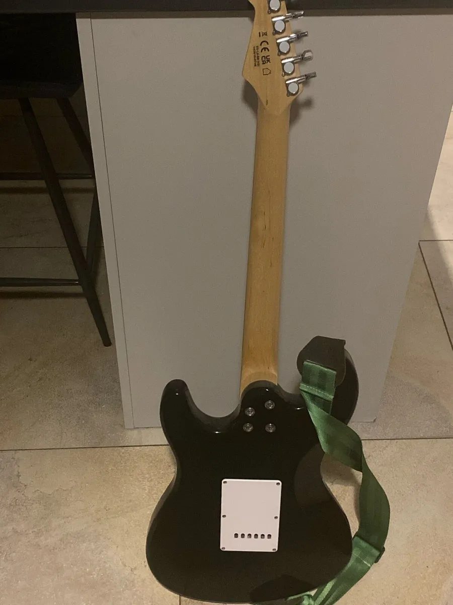 Electric guitar and amplifier - Image 2