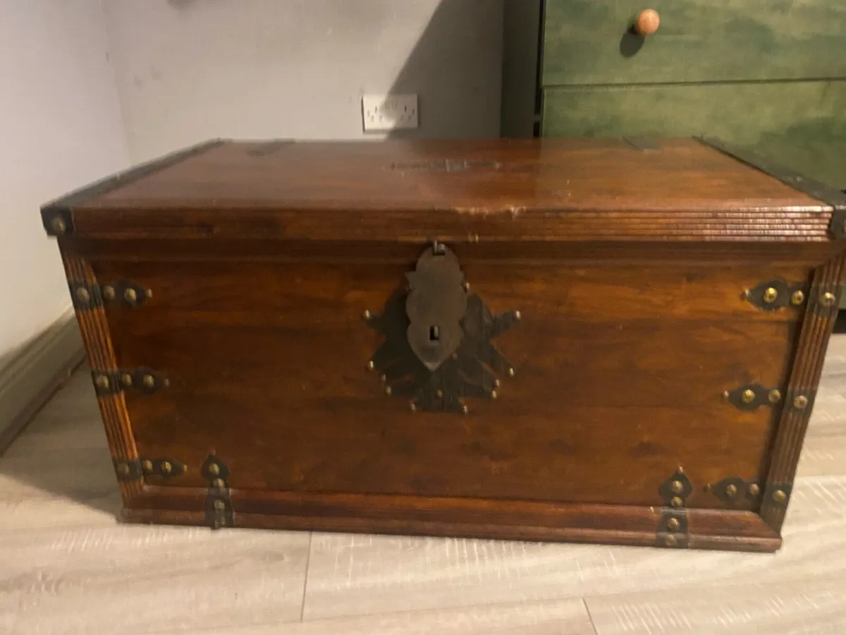 Treasure trunk - Image 1