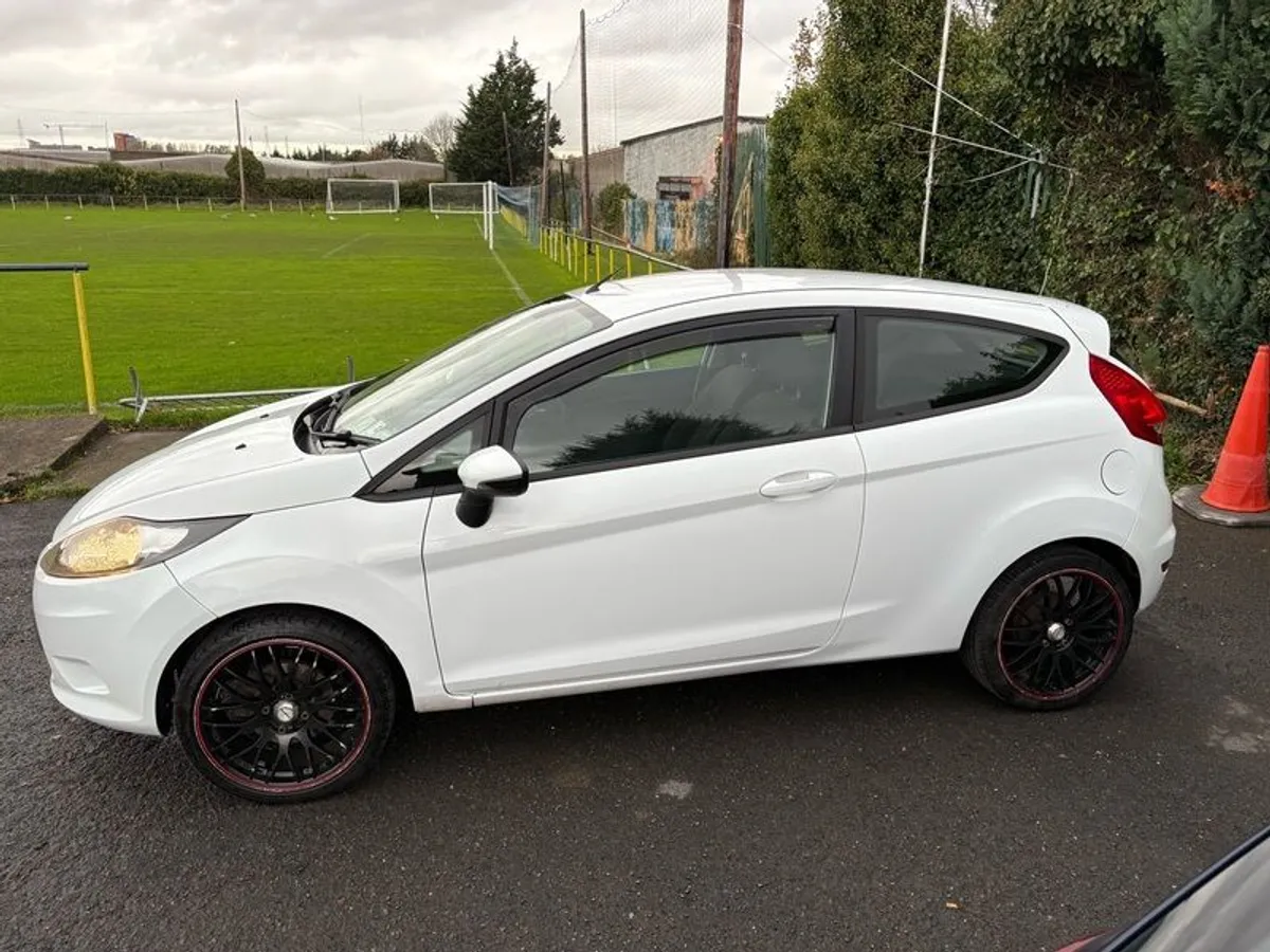 2011 Ford Fiesta - Image 2