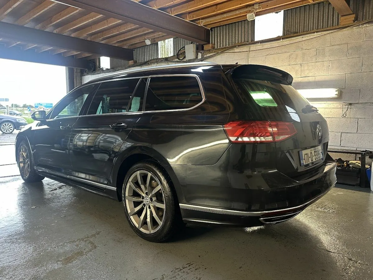 Volkswagen Passat R-Line 2017 - Image 2