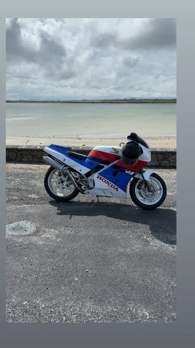 Honda Vfr 400 NC24 - Image 1