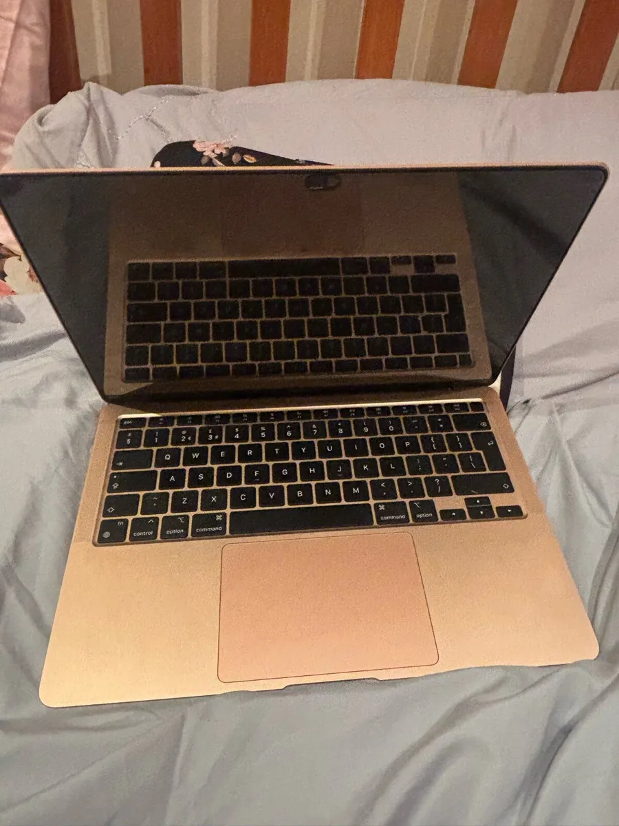 Apple 13 inch MacBook Air- Rose Gold - Image 3