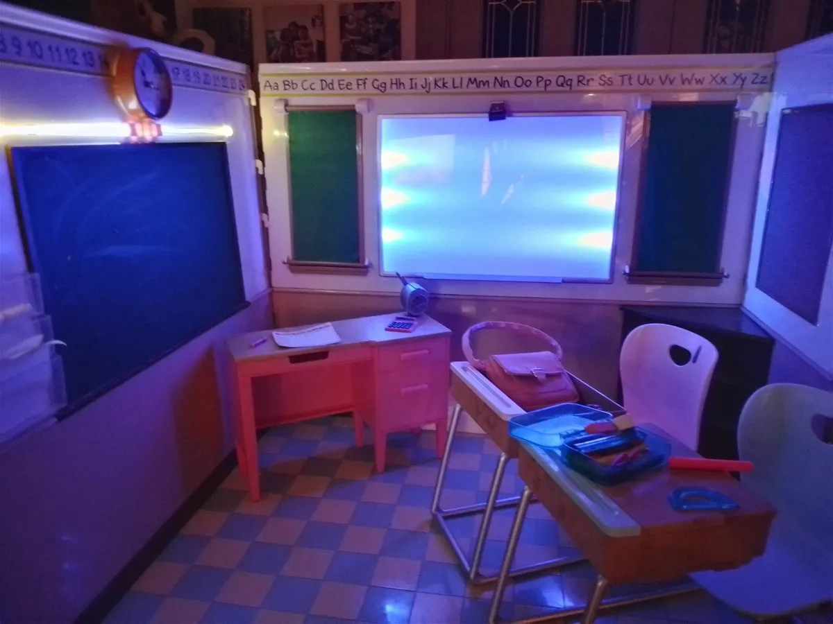 Our generation school room awesome academy playset - Image 4