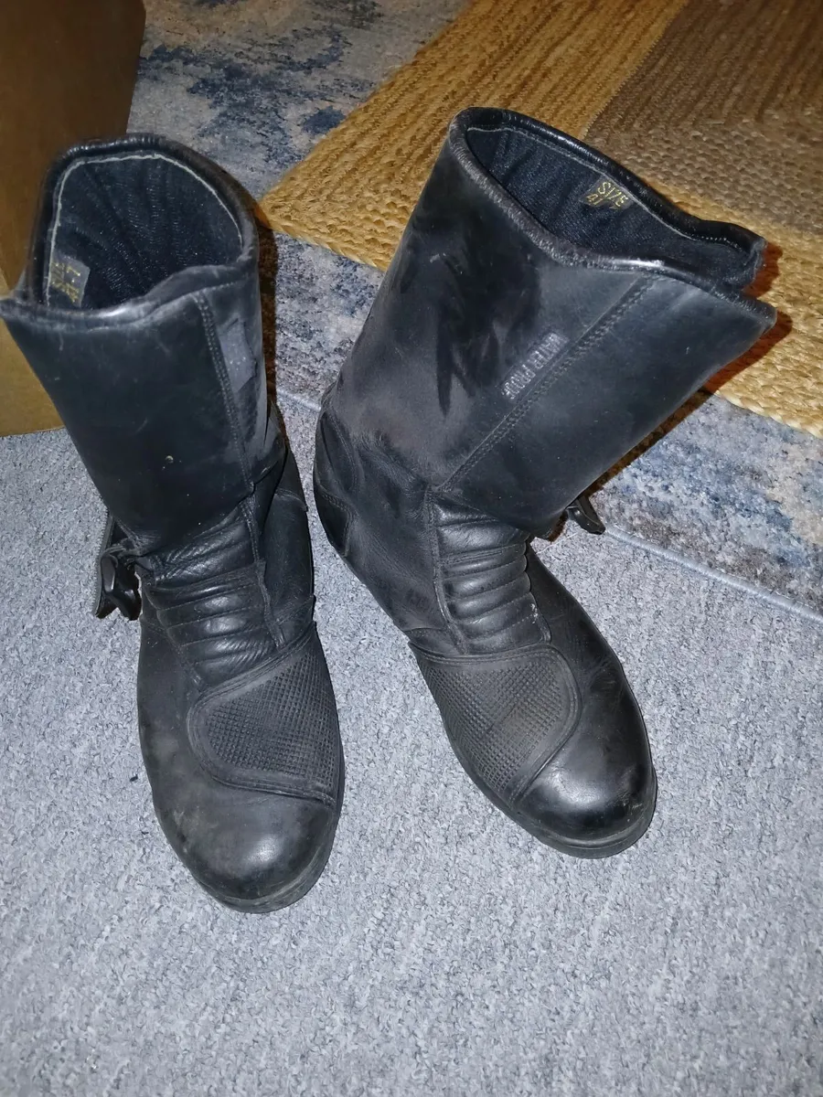 Motorcycle jacket and trousers - Image 4