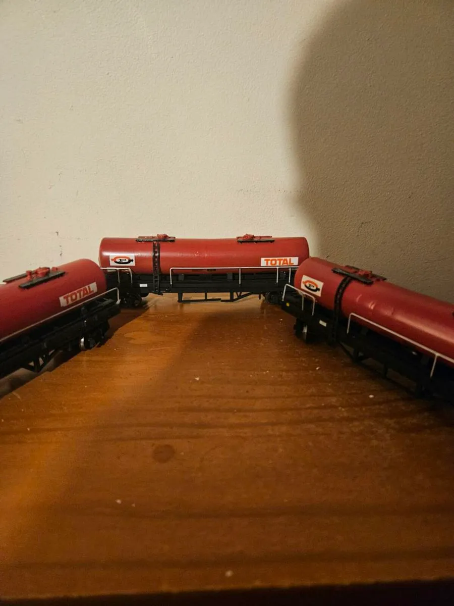 Hornby Triang OO Gauge Oil Tankers - Image 3