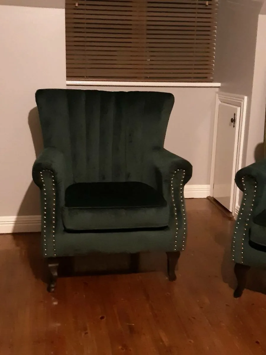 Two dark green velvet Chesterfields arm chairs - Image 2