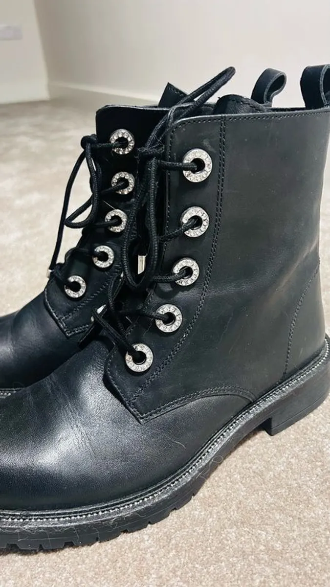 Elegant and Descriptive Boots - Image 2