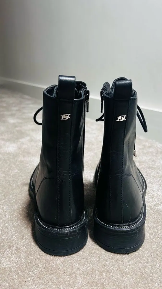 Elegant and Descriptive Boots - Image 3