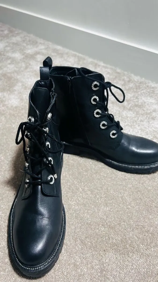 Elegant and Descriptive Boots - Image 4