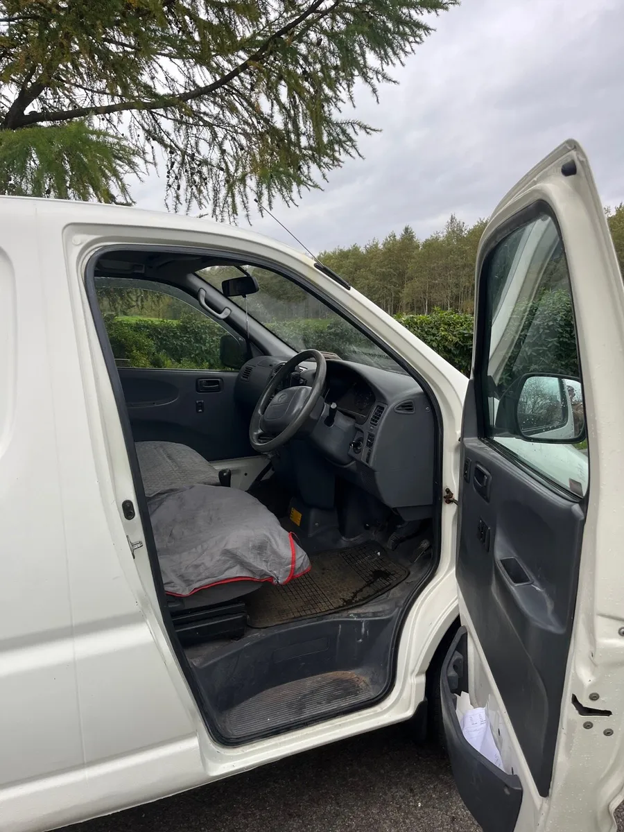 Toyota Hiace - Image 4