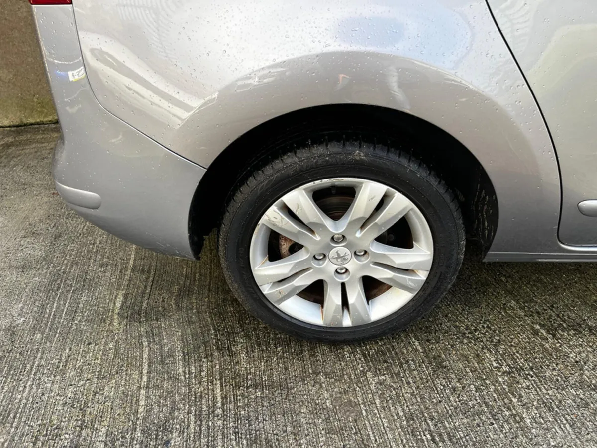 Peugeot 5008 5008 1.6 Petrol, auto, pan roof, huge - Image 3